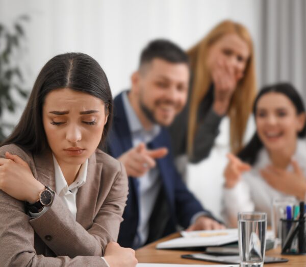 Diskriminace, nerovné zacházení a šikana: Jak řešit problémy na pracovišti legálně?