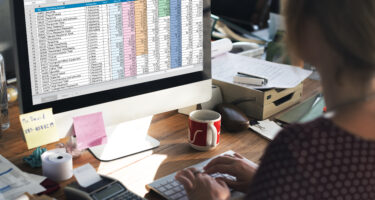 účetní hledí do počítače